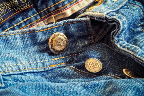 Riciclare jeans: tutorial ed idee per il fai da te