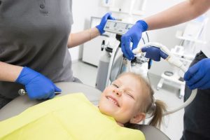 Prima visita dal dentista: come preparare i bambini senza paura